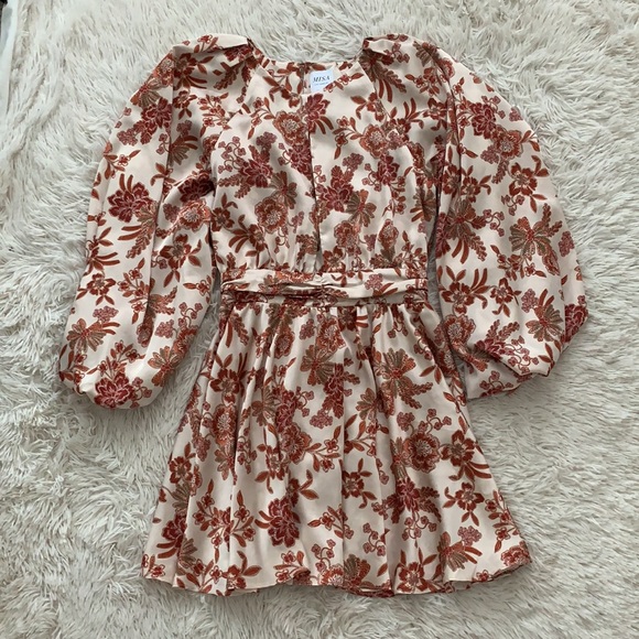 Misa Los Angeles Kara dress in falling floral satin - Picture 5 of 11